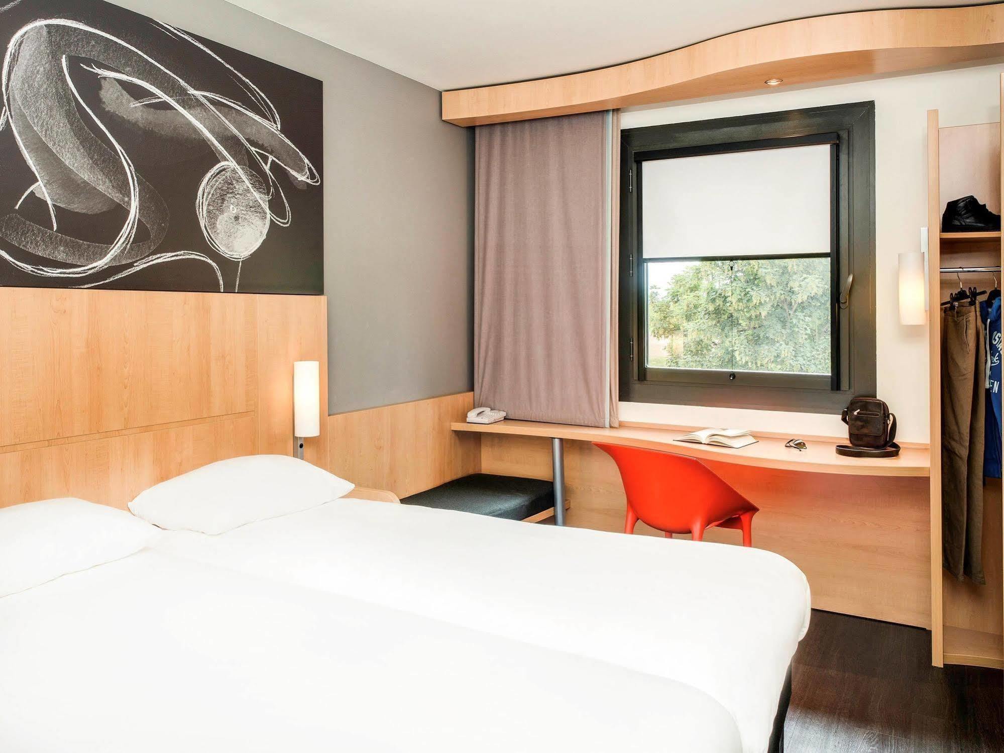 Hotel Ibis Montceau Les Mines Exteriér fotografie