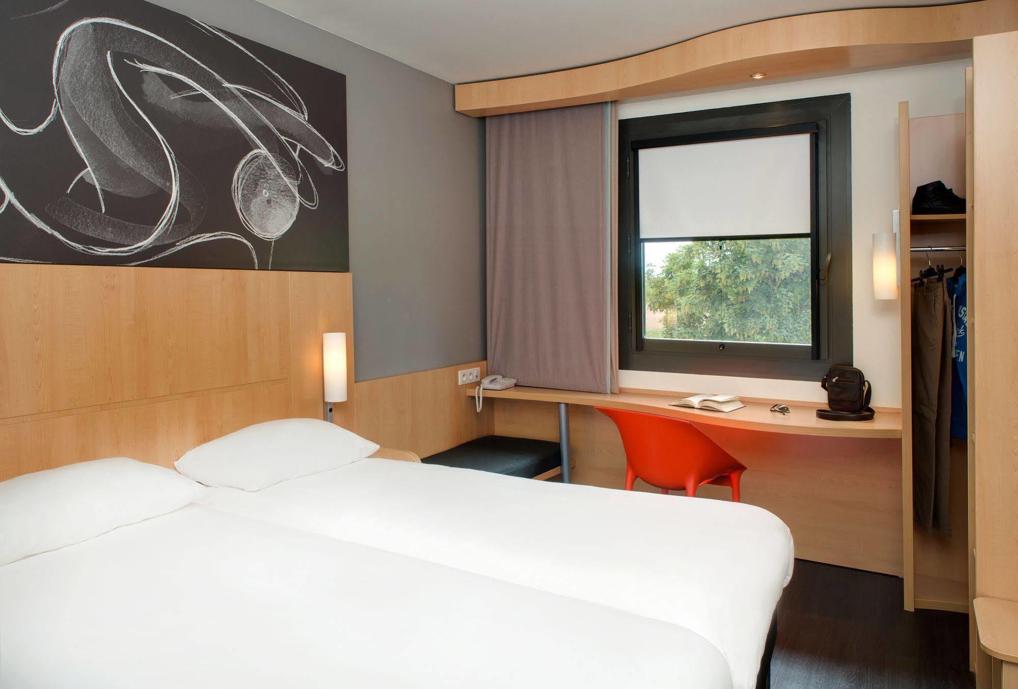 Hotel Ibis Montceau Les Mines Exteriér fotografie